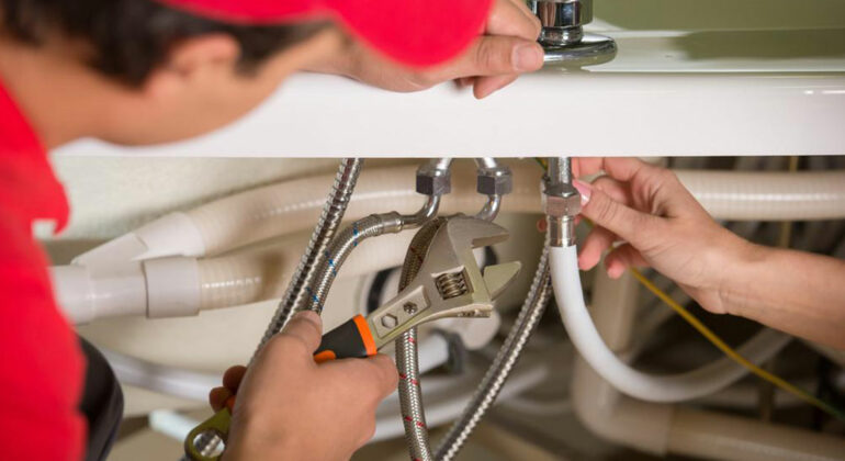 5 factors to be taken care of before hiring plumbing services
