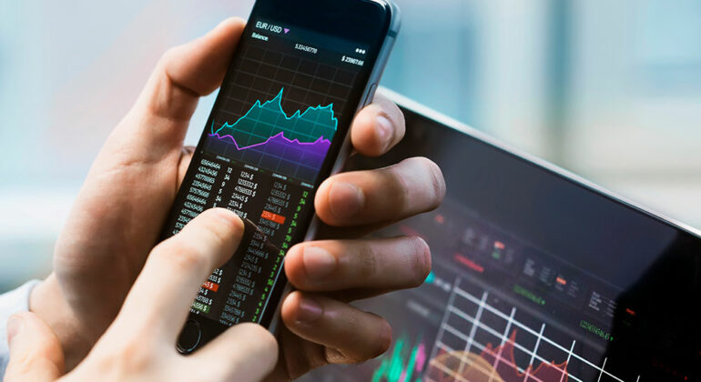 8 popular apps for saving and investing