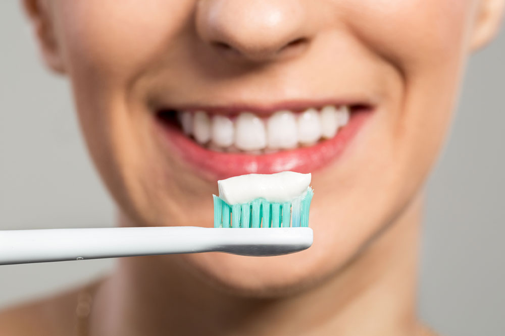 4 risks of whitening teeth at home