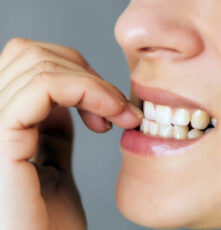 10 Unhealthy Habits That Damage the Teeth