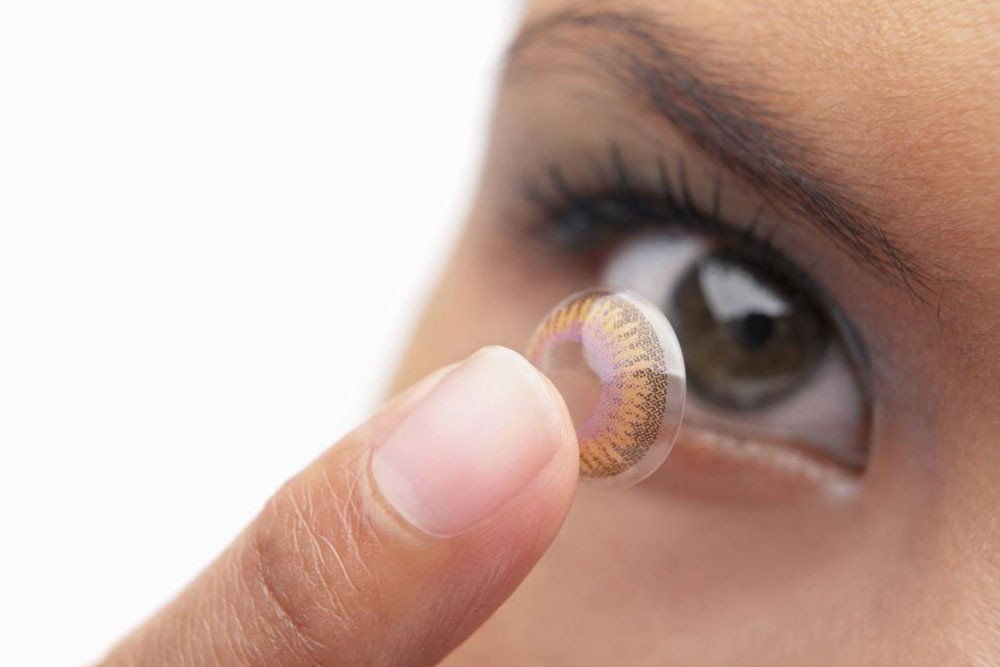 Guide on ordering colored contact lenses online